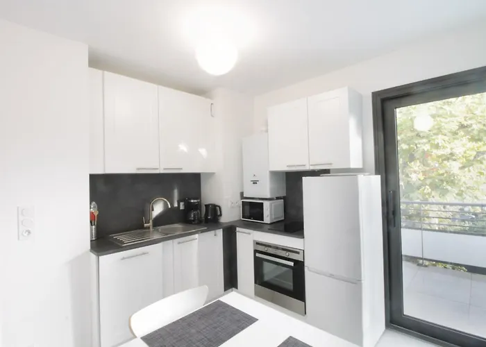 Brand New T2 Between And Center * 艾克斯莱班